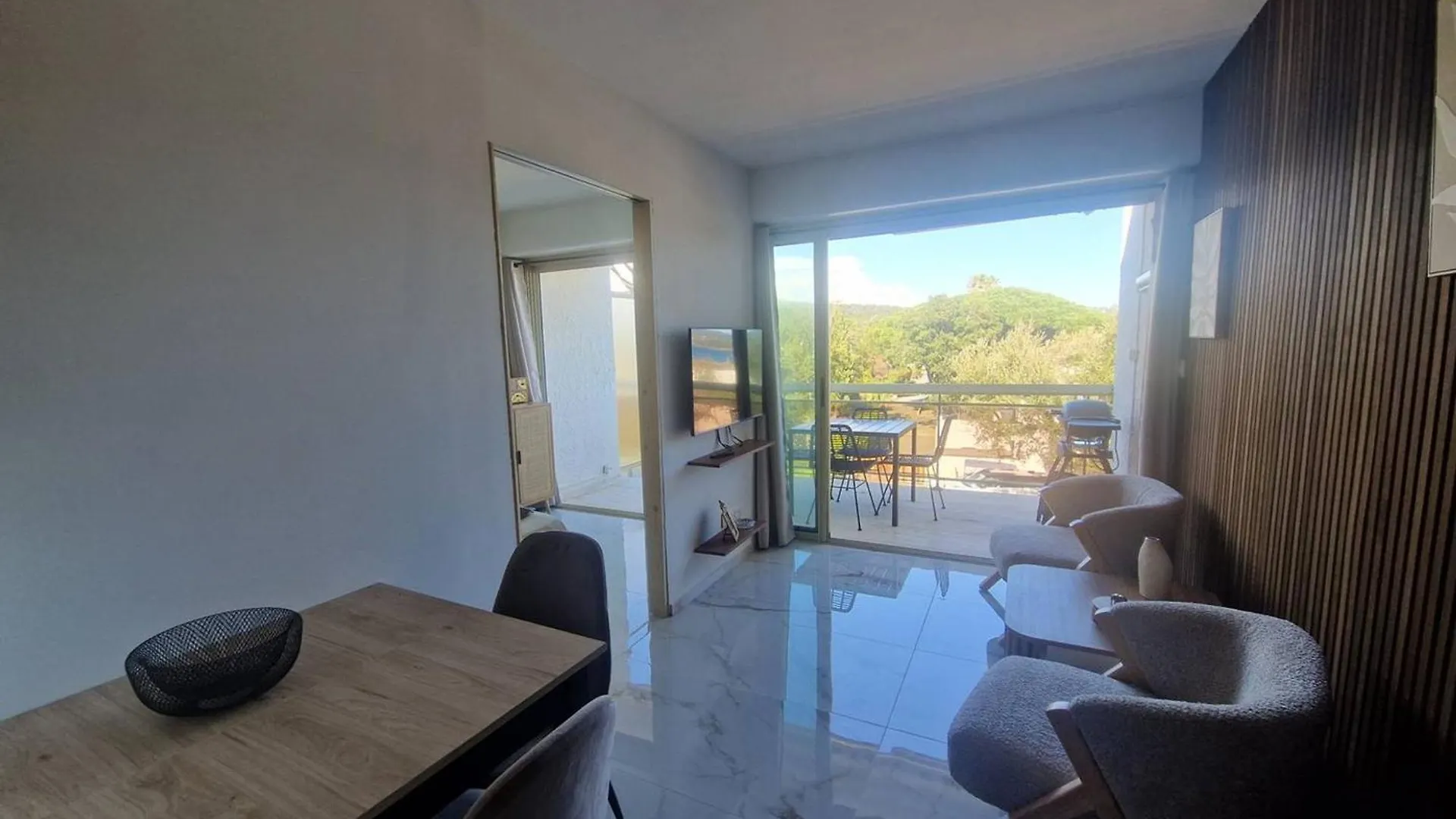 Charmant Appartement A Cavalaire-Sur-Mer Avec Terrasse - Fr-1-100-354